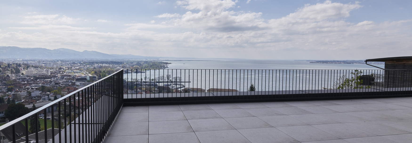 Residieren am Pfänderhang. Exklusive Penthouse-Wohnung mit Seeblick zu vermieten.